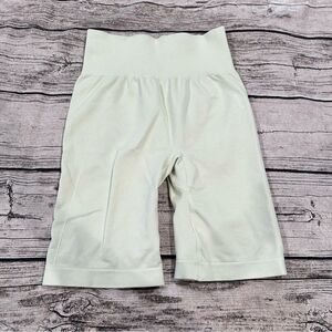 Gymshark Tight Fit High Rise 7” Shirts in Lightest Green Size Small